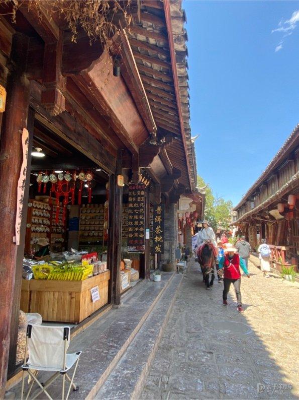 上海街头靓丽精美龙年装饰陆续“上线”迎接农历龙年